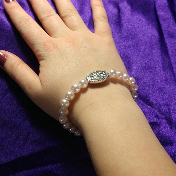 pink bracelet with pretty metal piece - Picture 2 of 5